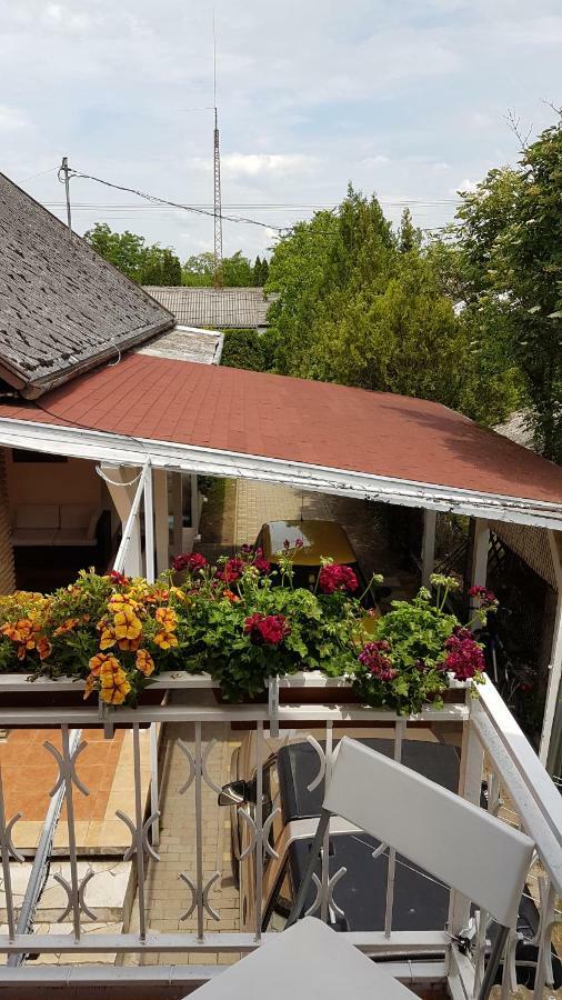 Csalad-Barat Apartman Balatonlelle Exterior foto